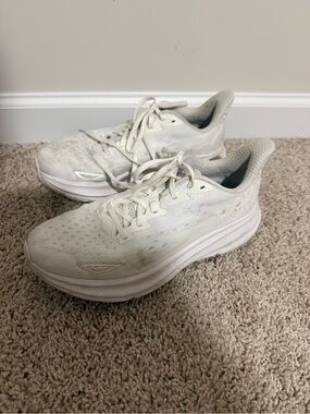 Hoka Clifton 9 in White - Women’s 8